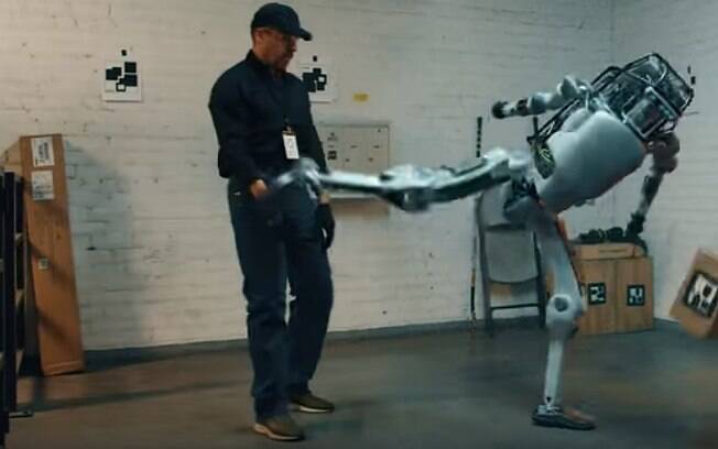 Em paródia, robô se revolta com maus-tratos e agride seus criadores