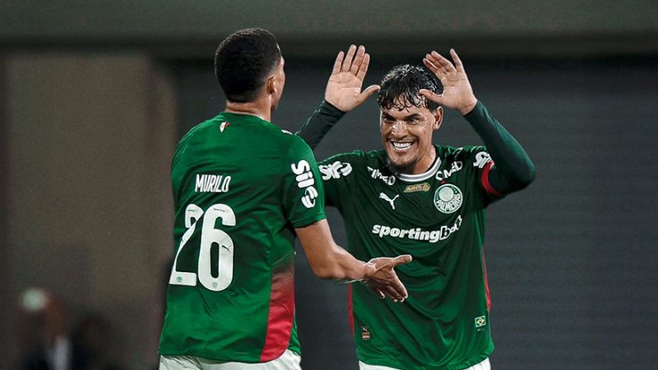 Palmeiras goleia em noite de zagueiros artilheiros