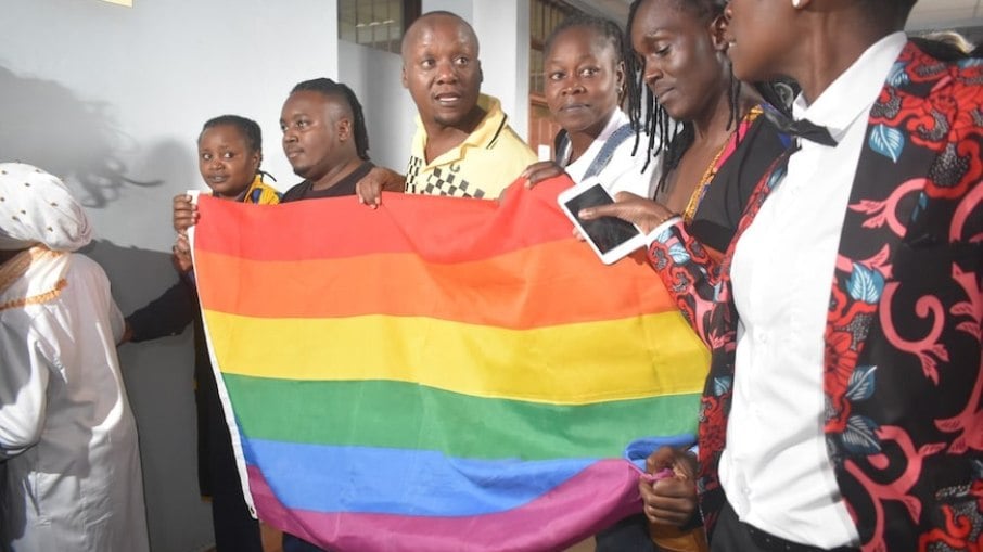Ativistas em Nairóbi, na capital do Quênia, em 24 de maio de 2019 quando um tribunal local se recusou a abolir leis da era colonial que criminalizavam o sexo gay
