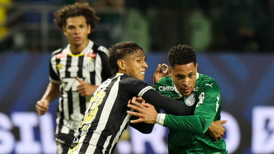 Vitor Roque decide, Palmeiras bate Santos e dispara na liderança Vitor Roque decide, Palmeiras bate Santos e dispara na liderança