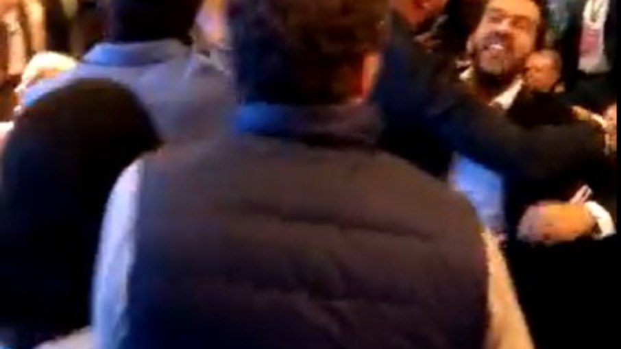André Janones e Ricardo Salles batem boca durante o debate da Band