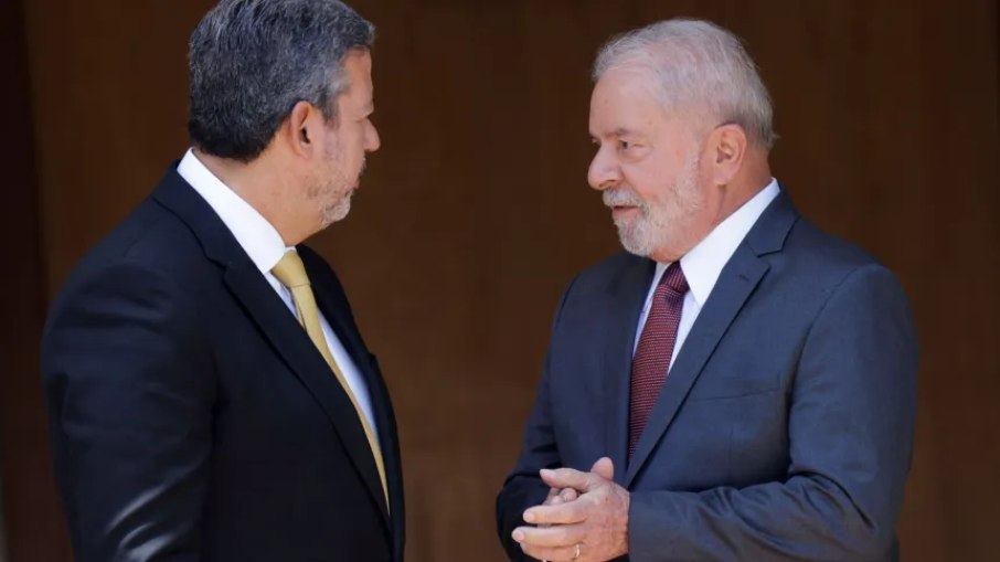 Lula conversando com Lira