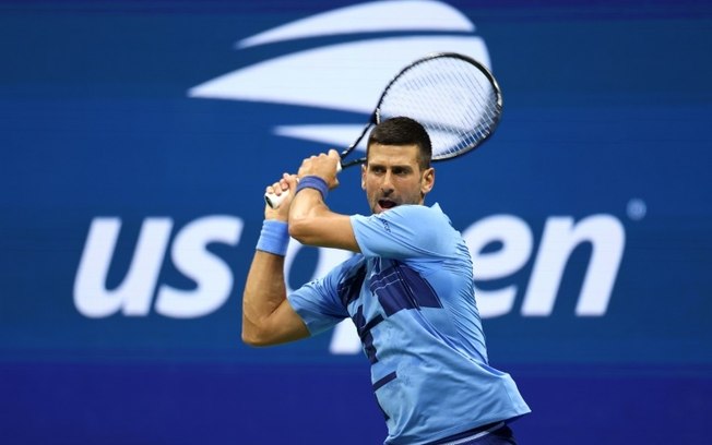 Novak Djokovic devolve uma bola no jogo contra Radu Albot no US Open em 26 de agosto de 2024