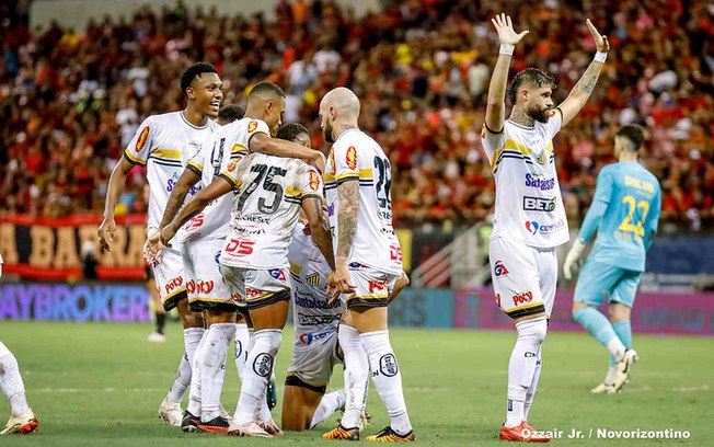 Jogadores do Novorizontino comemoram gol na Arena de Pernambuco