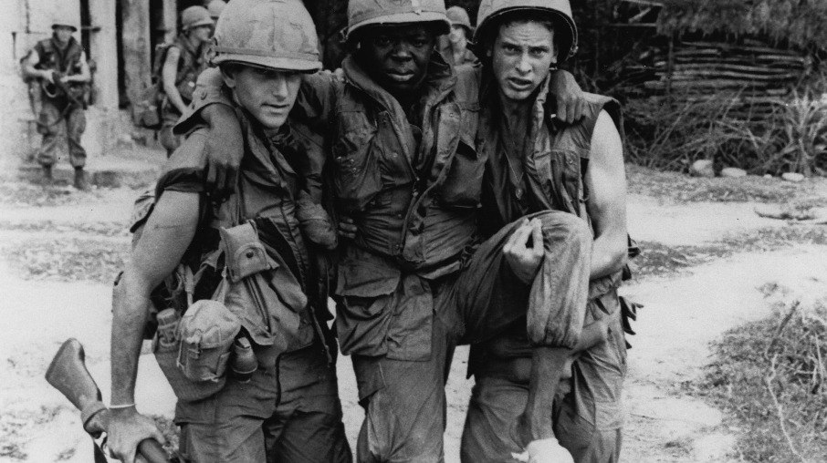 O único americano ferido em My Lai foi o soldado de primeira classe Carter, atingido por fogo amigo. Também aparecem na imagem o soldado de primeira classe Mauro (à esquerda) e o especialista de quarta classe Widmer (à direita).