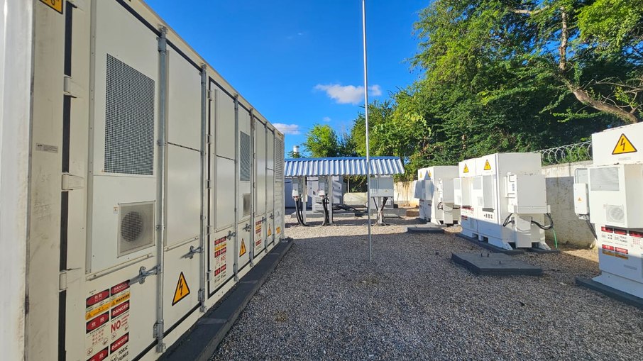 Sistema evita o uso de geradores a diesel e contribui para a redução da emissão de CO2 Sistema evita o uso de geradores a diesel e contribui para a redução da emissão de CO2