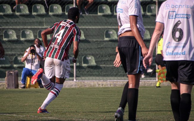 Kayke Almeida corre para celebrar seu gol, o primeiro do Fluminense