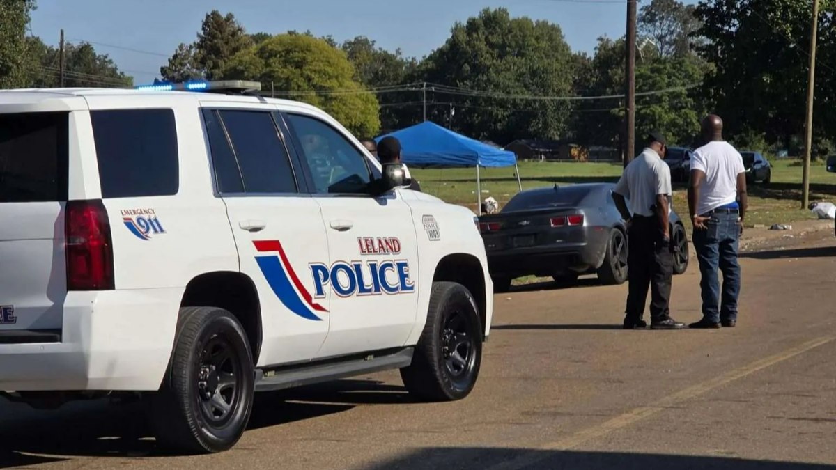 Policiais em Leland, na região do tiroteio em massa Policiais em Leland, na região do tiroteio em massa