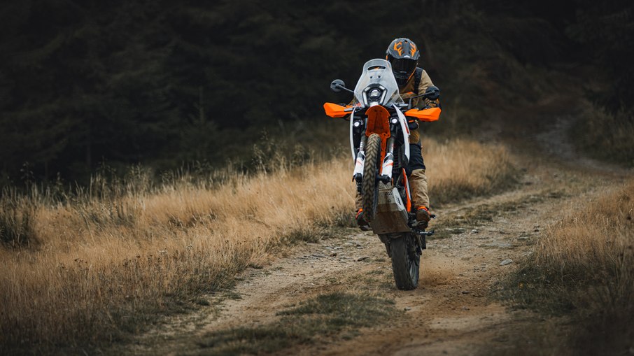 390 Adventure R recebe suspensão WP APEX ajustável e 272 mm de vão livre do solo. 390 Adventure R recebe suspensão WP APEX ajustável e 272 mm de vão livre do solo.