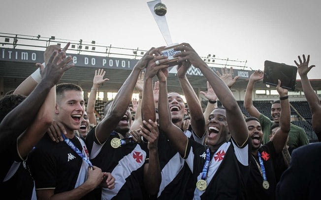 Jogadores do Vasco comemoram título da Copa Rio sub-20, vencido sobre o Flamengo
