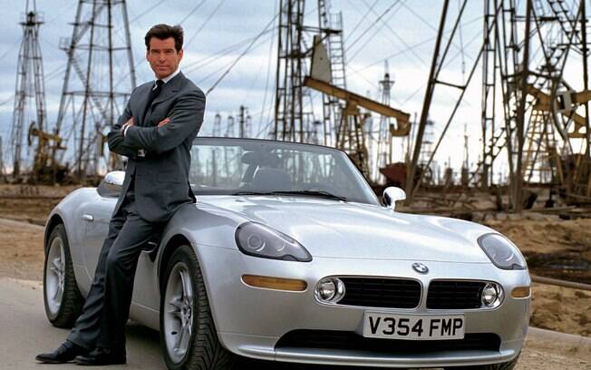 BMW Z8 e o ator Pierce Brosnan, nas gravações do filme 