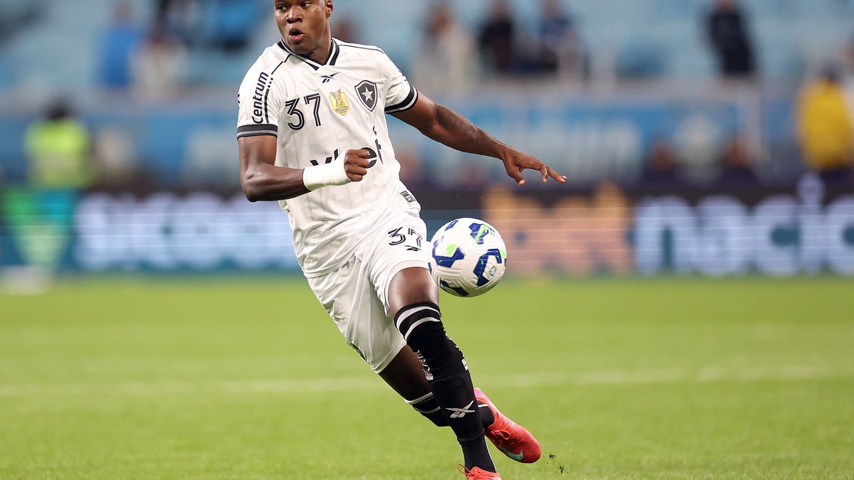 Kadir estreou pelo Botafogo contra o Grêmio e chutou uma bola na trave