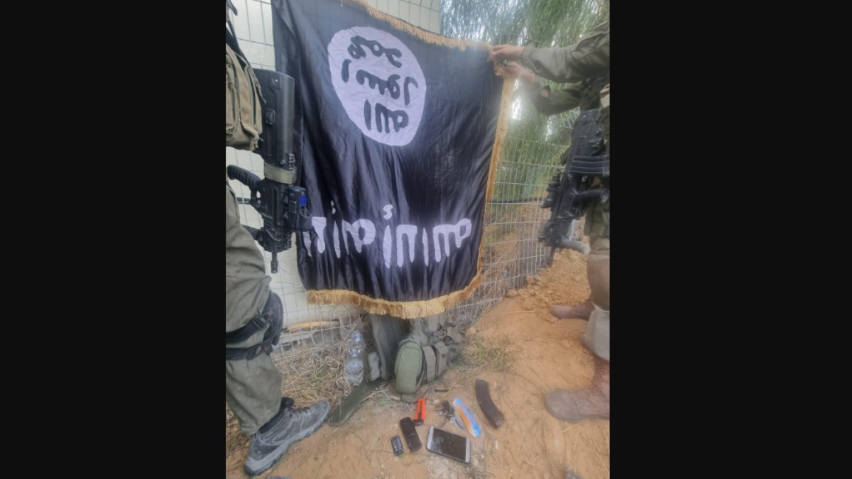 Bandeira do Estado Islâmico que exército de Israel diz ter encontrado em meio a itens do Hamas