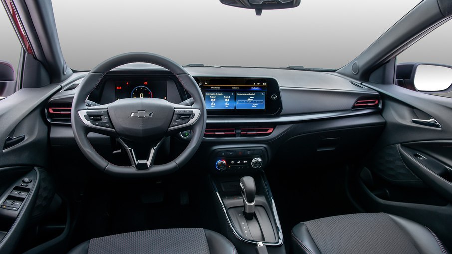 Interior do Onix RS tem detalhes em vermelho e acabamento escurecido