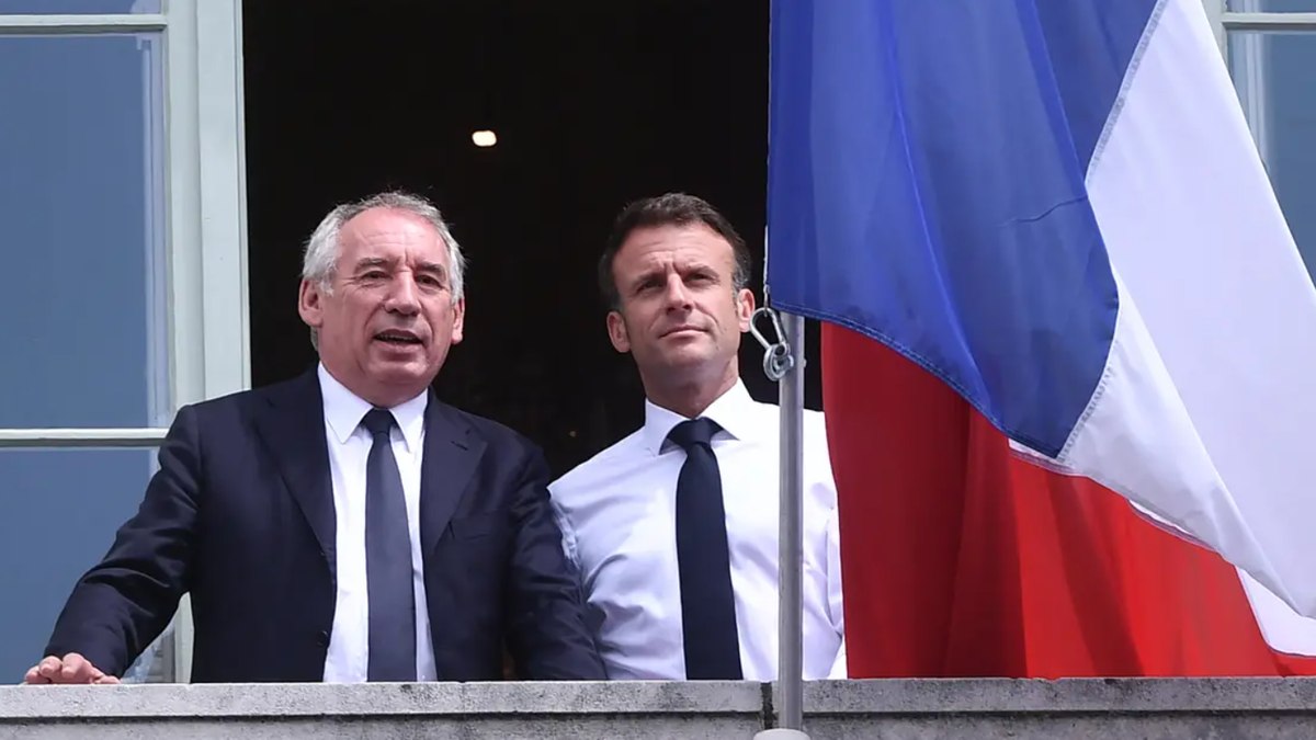 Macron ao lado de François Bayrou, novo Primeiro-Ministro da França