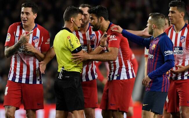 Diego Costa agarra árbitro após expulsão