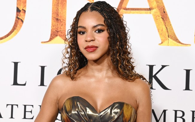 Blue Ivy brilha com vestido dourado volumoso em première de ‘Mufasa’