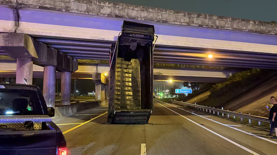 Caminhão basculante bate em viaduto na Flórida Caminhão basculante bate em viaduto na Flórida