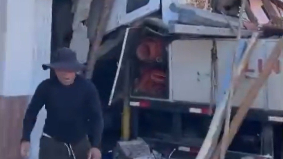 Caminh%C3%A3o%20invade%20im%C3%B3vel%20e%20deixa%204%20mortos%20e%204%20pessoas%20feridas