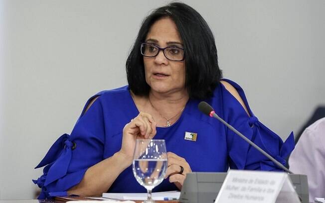Ministra Damares Alves vai testar projeto sem o auxílio do Ministério da Saúde