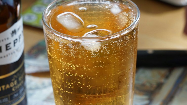Gerente é demitida por colocar álcool em gel na bebida de colegas