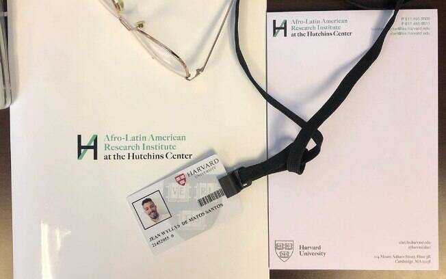 O ex-deputado Jean Wyllys publicou em suas redes sociais foto do crachá que usará durante sua residência em Harvard