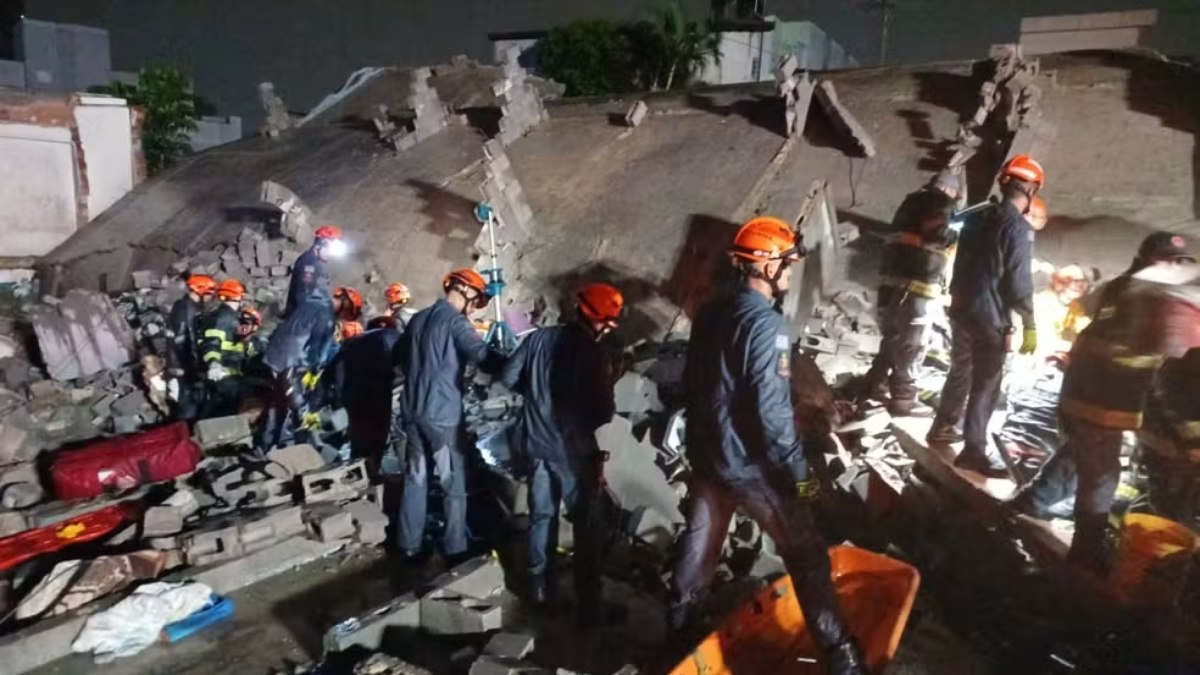 Bombeiros trabalham na busca sob os escombros Bombeiros trabalham na busca sob os escombros