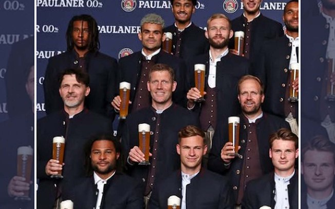 Jogadores do Bayern Munique posaram para a tradicional foto da Oktoberfest