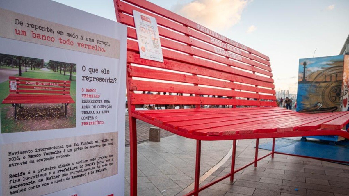 Banco Vermelho na Praça do Marco Zero, no Recife