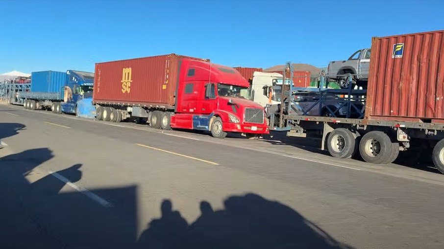 Caminhões impedidos de transitar nas estradas bolivianas.