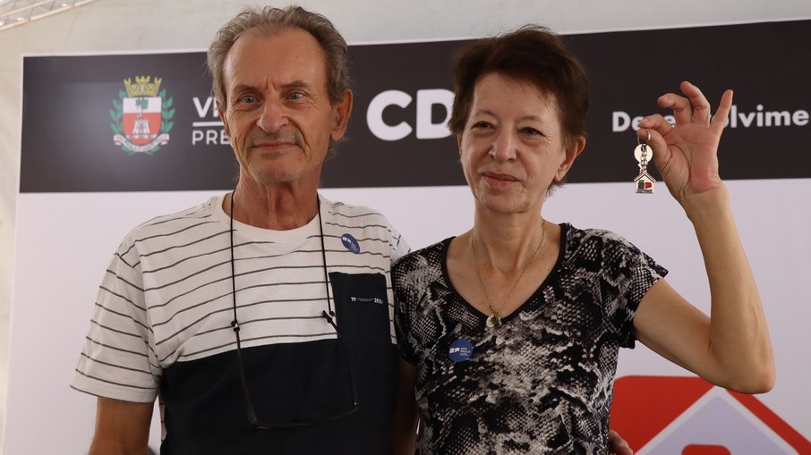 Ferrucio e Benedita exibem chave do apartamento