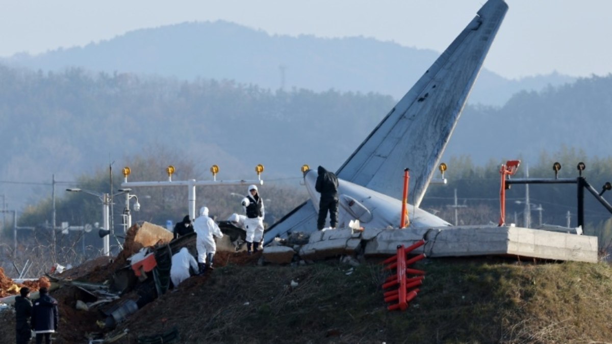 Especialistas investigam local do acidente com um Boeing 737-800 da Jeju Air no aeropuerto de Muan, na Coreia do Sul