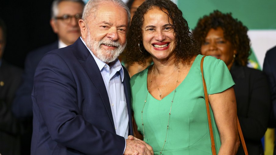 Lula (PT) e a ministra da Ciência, Tecnologia e Inovação, Luciana Santos (PCdoB)