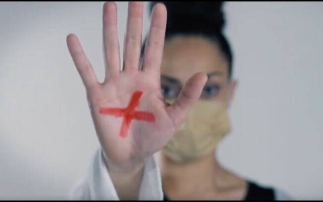 Campanha 'Sinal Vermelho para a Violência Doméstica' orienta mulheres a pedir ajuda fazendo um X na mão