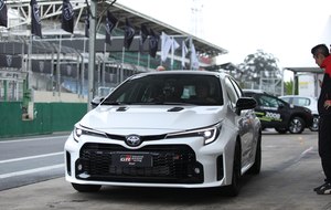 Como é acelerar um Toyota GR Corolla sem dó em Interlagos?