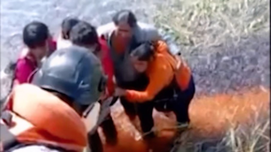 Momento em que as cinco pessoas que estavam na aeronave foram resgatadas 