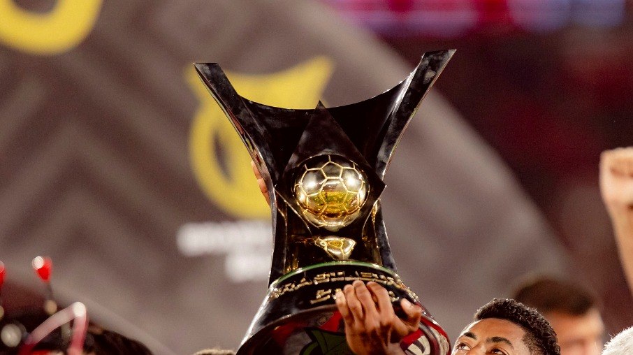 Bruno Henrique levanta taça do Brasileirão Bruno Henrique levanta taça do Brasileirão