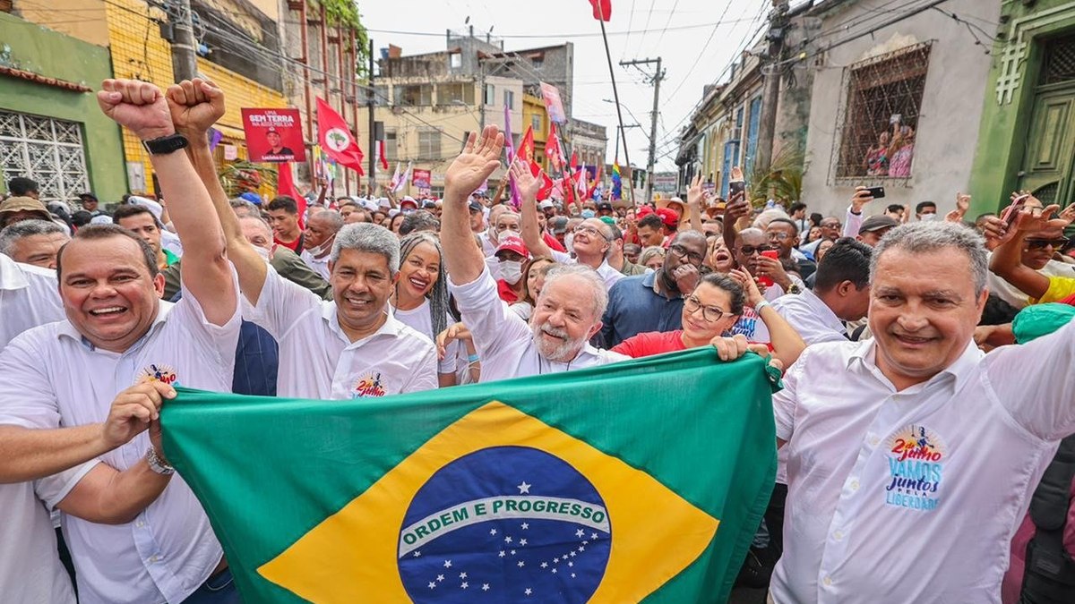 Lula participou de caminhada em Salvador neste sábado