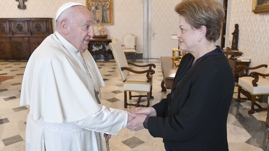 Papa Francisco recebeu Dilma Rousseff no Vaticano neste sábado (27)