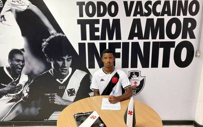 Vasco assina contrato de formação com Alex Ramiro, lateral-esquerdo do Sub-14, até dezembro de 2024