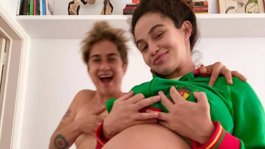 Nanda Costa posta foto com Lan Lan e mostra barriga de final de gravidez