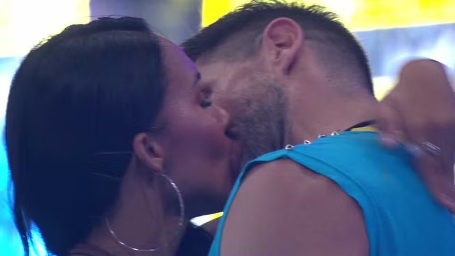 Maxiane beijando Jonas 