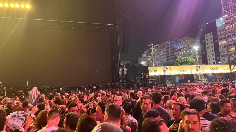 Fãs aguardam o início do show de Shakira.