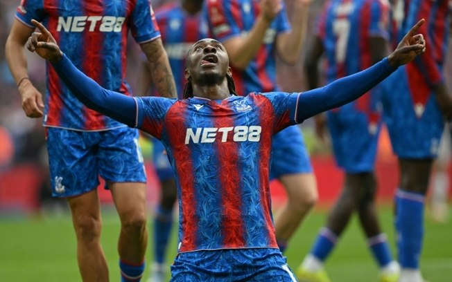 Eberechi Eze comemora seu gol na vitória do Crystal Palace na semifinal da FA Cup sobre o Aston Villa no Estádio de Wembley (norte de Londres), em 26 de abril de 2025 Eberechi Eze comemora seu gol na vitória do Crystal Palace na semifinal da FA Cup sobre o Aston Villa no Estádio de Wembley (norte de Londres), em 26 de abril de 2025