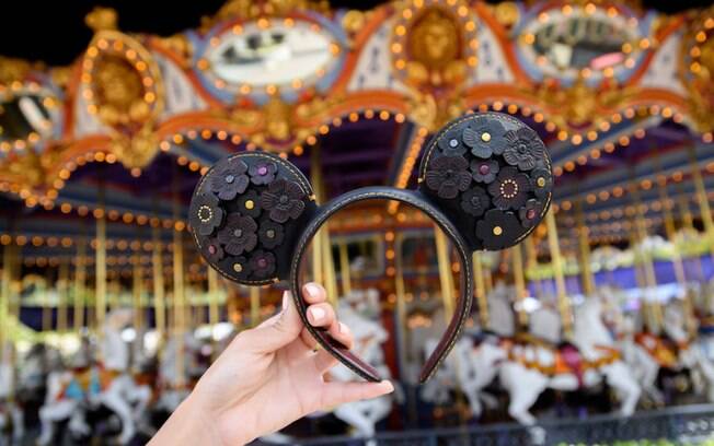 Lojas selecionadas dos parques e de Disney Springs começam a vender acessórios elaborados, como as orelhas da Minnie