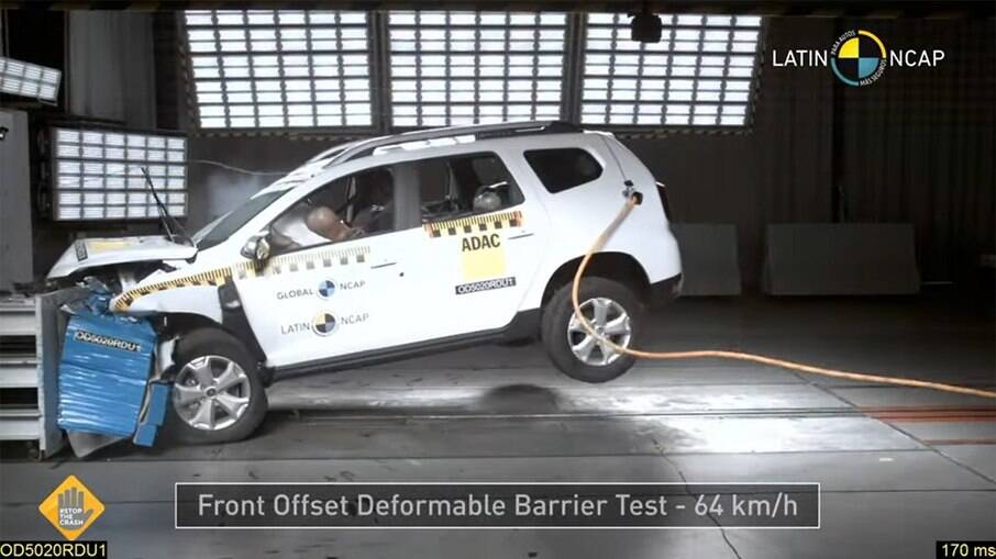 Renault Duster na versão básica, durante o teste de colisão frontal do Latin NCAP, que recomenda um recall
