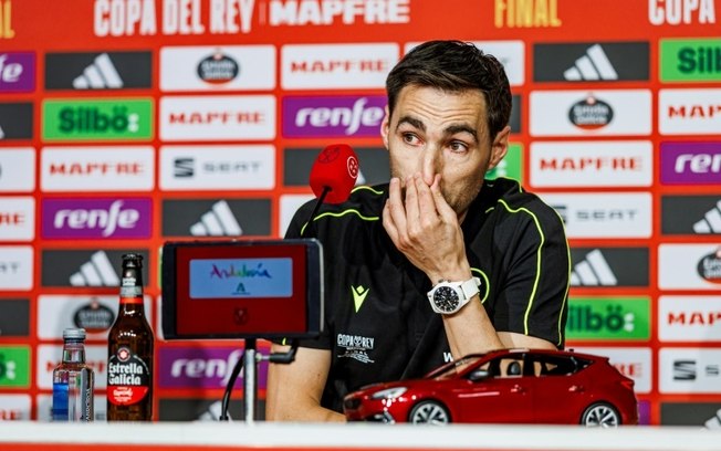 O árbitro Ricardo De Burgos Bengoechea concede entrevista coletiva na véspera da final da Copa do Rei entre Barcelona e Real Madrid, Em Sevilha (sul da Espanha), 25 de abril de 2025 O árbitro Ricardo De Burgos Bengoechea concede entrevista coletiva na véspera da final da Copa do Rei entre Barcelona e Real Madrid, Em Sevilha (sul da Espanha), 25 de abril de 2025