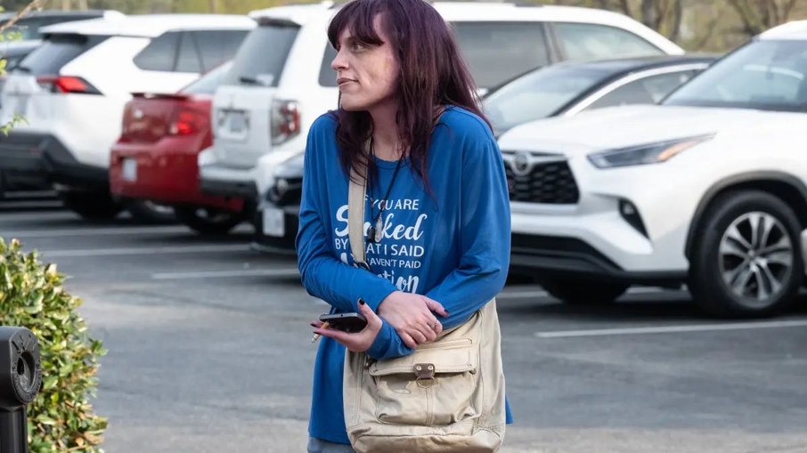 Amanda Hundley aguarda em frente ao tribunal do condado de Rockingham antes de reencontrar a mãe após 24 anos, na Carolina do Norte