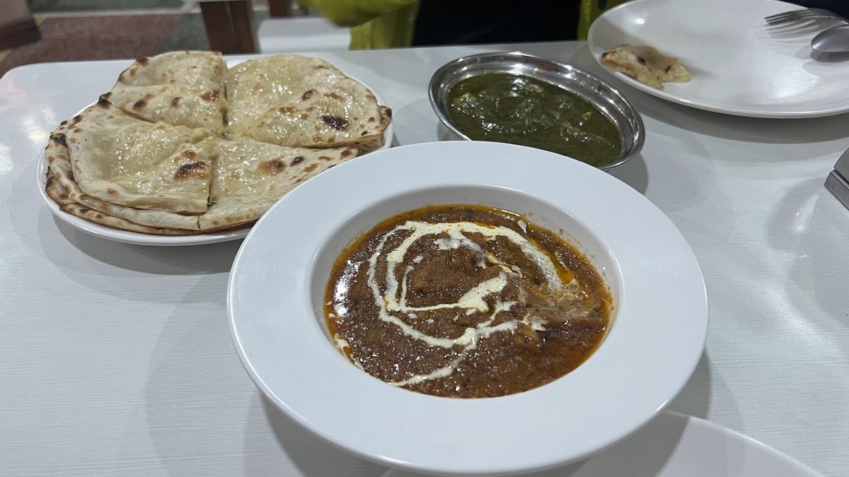 Pãozinho Naan, com um Curry de Frango e Palak Paneer. Delicias indianas. Pãozinho Naan, com um Curry de Frango e Palak Paneer. Delicias indianas.