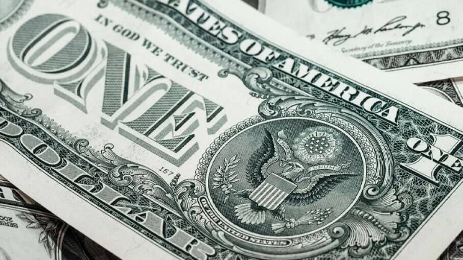 Dólar acompanha cenário externo